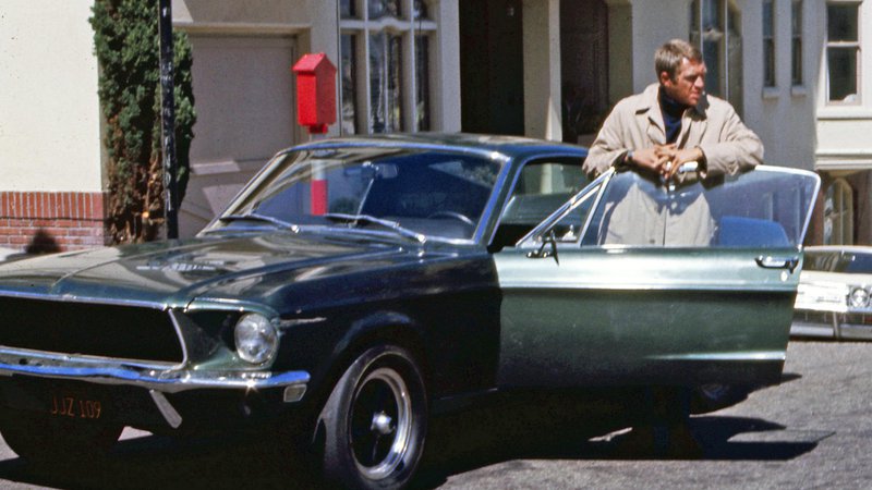 Fotografija: Steve McQueen kot detektiv Frank Bullitt ob fordu mustangu FOTO: promocijsko gradivo