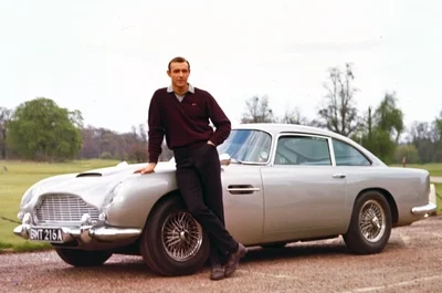 Sean Connery ob aston martinu DB5 iz filma Goldfinger FOTO: promocijsko gradivo