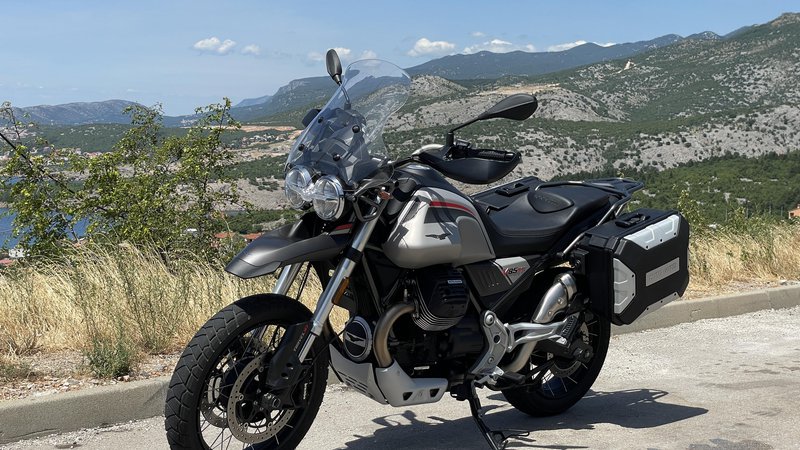 Fotografija: Moto guzzi V85 TT je potovalni enduro motocikel  tradicionalnega italijanskega proizvajalca. FOTO: Blaž Kondža