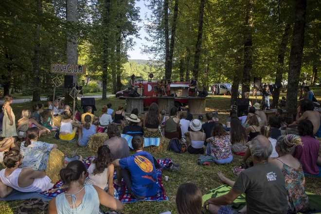 Meja med gledalci in glasbeniki ni vedno povsem jasna. FOTO: Tomaž Črnej