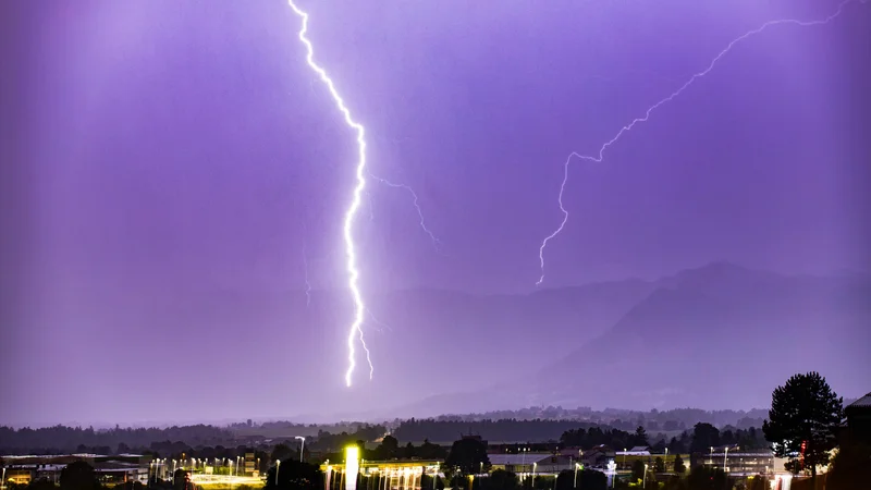 Ponekod je padala tudi toča. FOTO: Žan Kafol