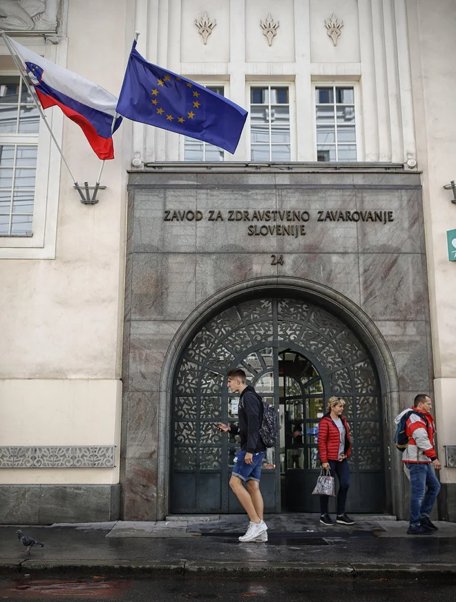 »S sredstvi iz nove dajatve bo enako kot s sredstvi iz obveznega zavarovanja upravljal doslej operativno slabo usposobljen Zavod za zdravstveno zavarovanje Slovenije.« FOTO: Blaž Samec/Delo