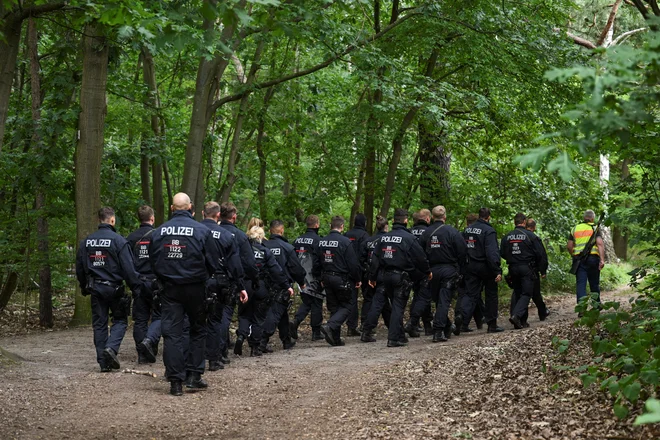 Policija je prebivalcem večkrat zatrdila, da bo iskalna akcija trajala, dokler živali ne najdejo. FOTO: Annegret Hilse Reuters