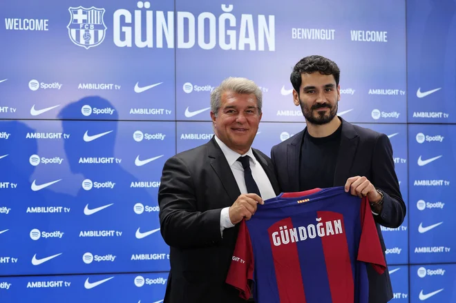 Predsednik Barcelone Joan Laporta in novi nogometaš kluba Ilkay Gündogan. FOTO: Lluis Gene/AFP