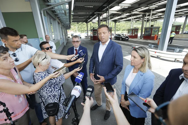 Državni sekretar na Ministrstvu za infrastrukturo Andrej Rajh in državna sekretarka na Ministrstvu za notranje zadeve Helga Dobrin sta predstavila aktivnosti za boljšo pretočnost prometa. FOTO: Jože Suhadolnik/Delo