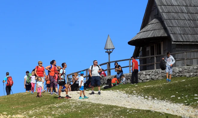 Več kot polovica gostov, ki prespijo v planinskih kočah, je tujcev. Foto Blaž Samec