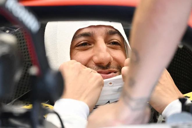 Daniel Ricciardo je spet nasmejan za volanom. FOTO: Attila Kisbenedek/AFP