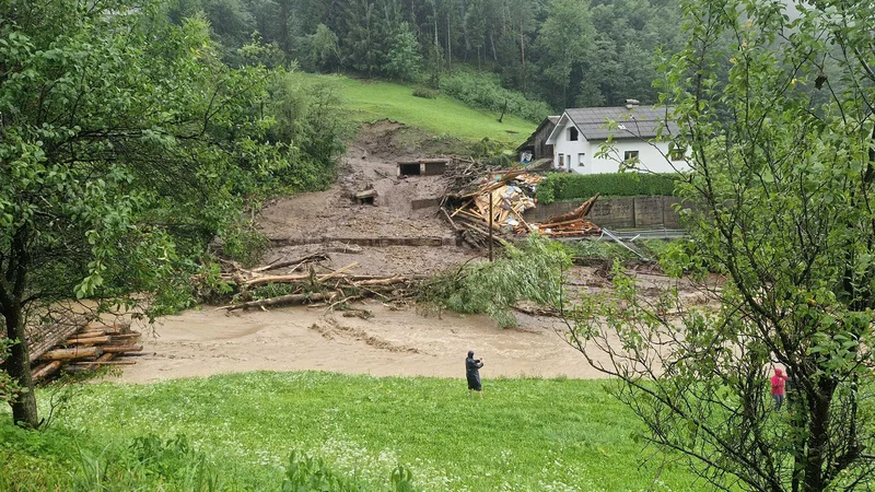 Zaradi nevarnosti plazov so sprožili tudi sireno za splošno nevarnost in evakuirali okoli 50 ljudi. V petek zvečer so se lahko vrnili domov. FOTO: Gasilci Črna na Koroškem