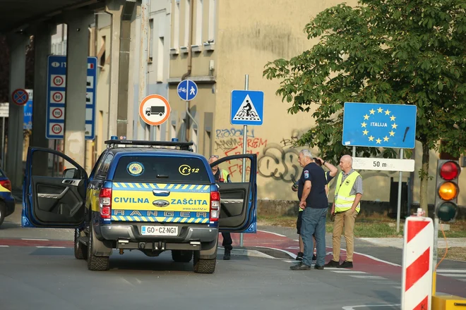 Za organizacijo deaktivacije bombe in predvsem evakuacije, ki se je začela danes ob desmih zjutraj, so bile zadolžene vse službe, ki se ob tovrstnih dogodkih aktivirajo. FOTO: Jože Suhadolnik