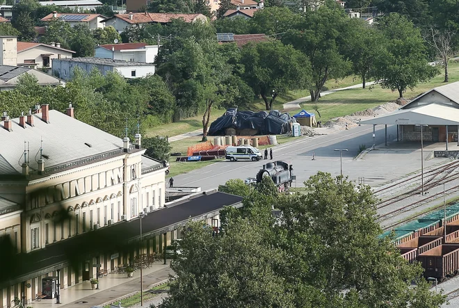 Pred začetkom onesposobitve bombe so izvedli popolno evakuacijo prebivalcev znotraj 400-metrskega varnostnega pasu. FOTO: Jože Suhadolnik