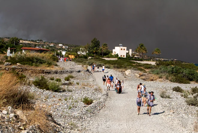 Lokalne oblasti so doslej na varno premestile skoraj 30.000 ljudi, ki so jih ogrožali požari. FOTO: Stringer/Reuters