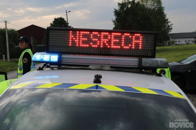 Mariborski policisti, ki so bili o nesreči obveščeni nekaj pred 10. uro, okoliščine prometne nesreče še preiskujejo. Fotografija je simbolična. FOTO: Jože Pojbič
