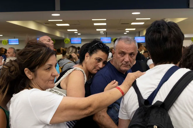 Po Grčiji zaradi požarov potekajo množične evakuacije. FOTO:  Nicolas Economou/Reuters