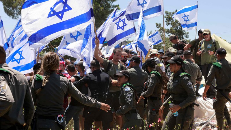 Fotografija: Protesti proti reformi pravosodnega sistema pred izraelskim parlamentom.  FOTO: Menahem Kahana/AFP