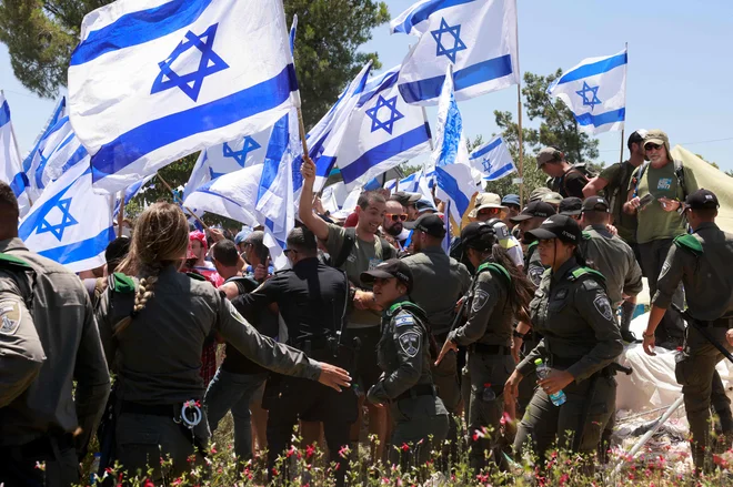 Protesti proti reformi pravosodnega sistema pred izraelskim parlamentom.  FOTO: Menahem Kahana/AFP