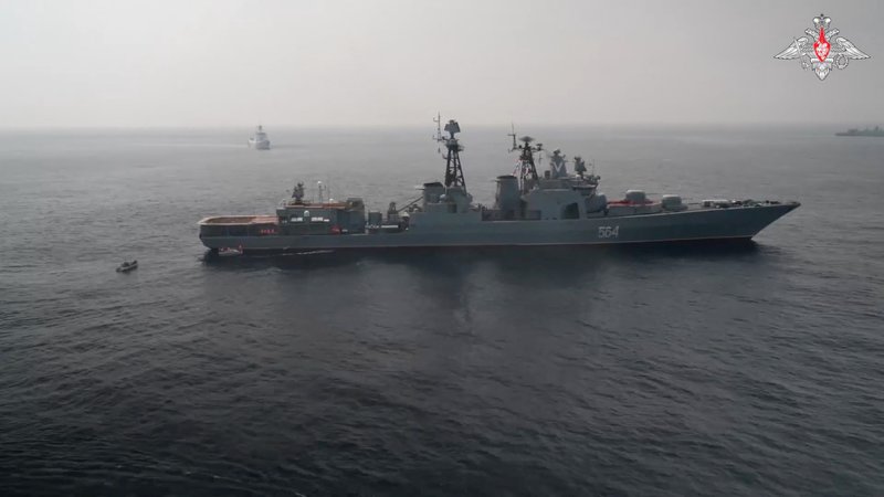 Fotografija: Ruska vojaška ladja Admiral Tributs med vajami, ki sta jih Rusija in Kitajska v zadnjih dneh skupno izvajali v Japonskem morju. FOTO: rusko obrambno ministrstvo/Reuters