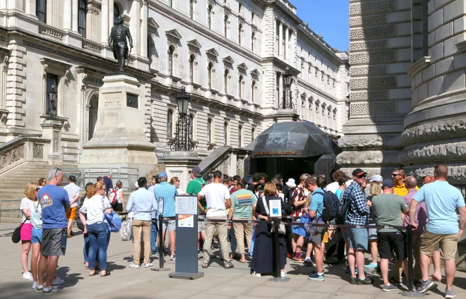 Kljub visoki ceni vstopnine je nenehno dolga vrsta obiskovalcev, ki čakajo na vstop v Churchillove vojne sobe, štab slavnega britanskega premiera med drugo svetovno vojno. FOTO: Milan Ilić