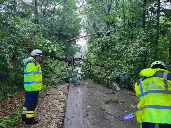 Agencija RS za okolje (Arso) je tudi za danes izdala oranžno opozorilo zaradi velike verjetnostni neurij za celotno Slovenijo. FOTO: PGD Frankolovo