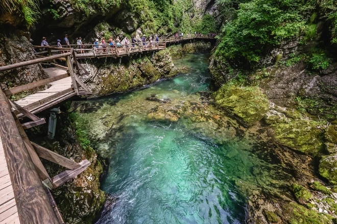 V najožjih delih je soteska široka le nekaj metrov, za najlepši del veljajo Žumrove galerije. FOTO: Črt Piksi