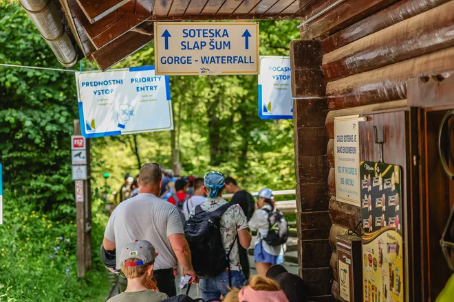 Obiskovalce poskušajo navaditi, da kupijo vstopnice po spletu. Če tega ne storijo, morajo zlasti v glavni sezoni počakati, da se soteska izprazni na določeno število. FOTO: Črt Piksi