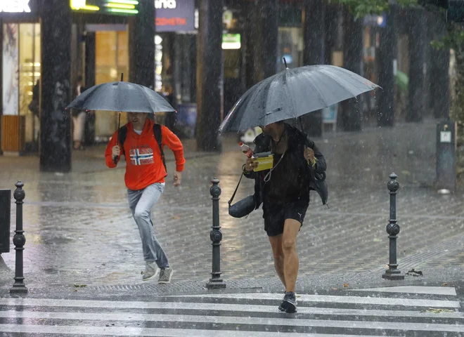 Tudi za danes velja oranžno opozorilo. FOTO: Jože Suhadolnik/Delo