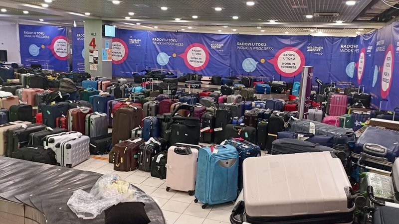 Fotografija: Upravljavci letališča Nikole Tesle so ponosni na rekordno število potnikov, a tamkajšnji kaos s prtljago odmeva daleč naokoli. FOTO: Ivica Ivan/twitter