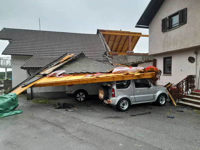 Na Predmeji je močan veter s točo odkril na desetine streh. FOTO: Darja Klajder