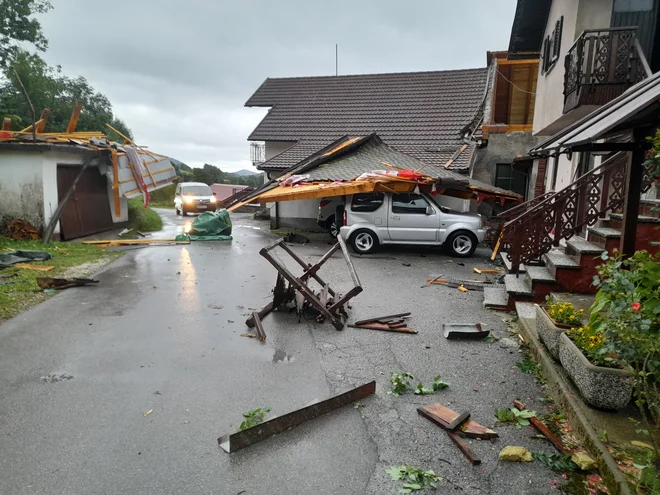 Neurje se je v Predmeji razbesnelo malo po osmi uri zjutraj in po samo petih minutah pustilo za seboj hudo razdejanje. FOTO: Darja Klajder