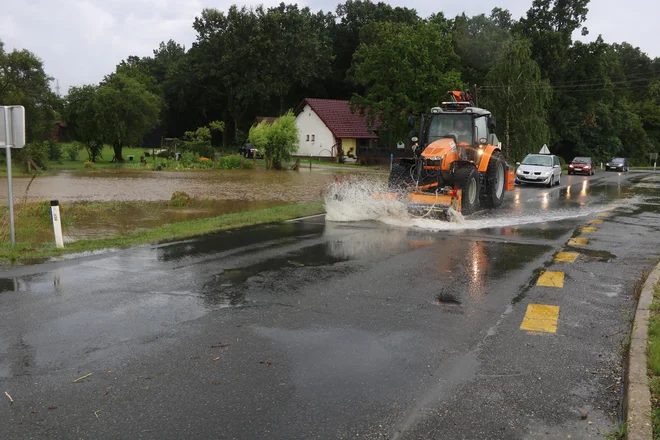 Precej težav v Prekmurju je povzročila tudi velika količina dežja, ki je napolnila struge potokov in ponekod poplavila polja in ceste.
FOTO: Jože Pojbič