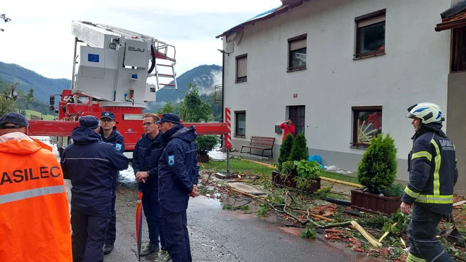 Čepovan sta po neurju obiskala tudi minister Marjan Šarec in državni sekretar Rudi Medved. FOTO: Ministrstvo za obrambo