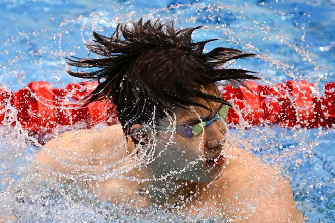Kitajski plavalec Haiyang Qin je bil najhitrejši v polfinalu na 50 metrov prsno. FOTO: Manan Vatsyayana/AFP