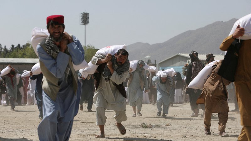 Fotografija: Krčenje afganistanskega gospodarstva se je lani upočasnilo tudi zato, ker je talibski režim pomoč, ki je med drugim prihajala iz Kitajske, uvrščal med prihodke. FOTO: Ali Khara/Reuters