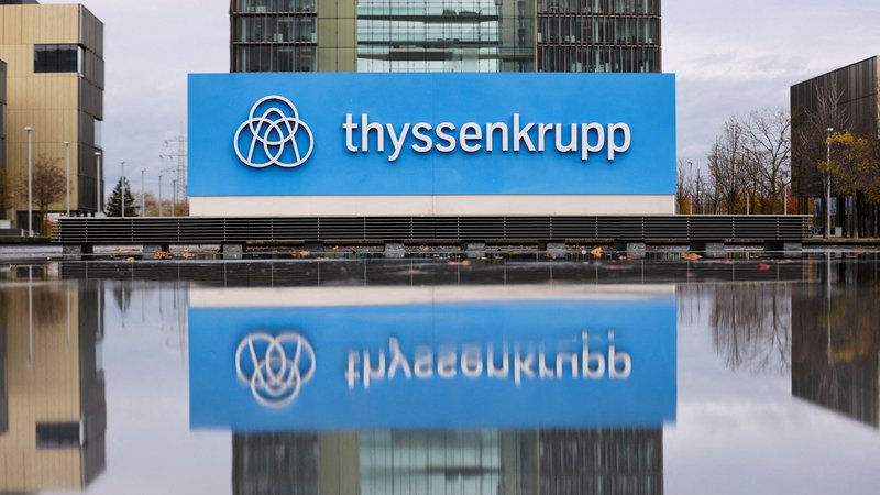 Fotografija: Največji nemški jeklar Thyssenkrupp bo leta 2026 v Duisburgu odprl jeklarno, ki jo bo od leta 2029 v celoti poganjal vodik, s čimer bi se ogljični odtis jeklarne tako rekoč izničil. FOTO: Thilo Schmuelgen/Reuters