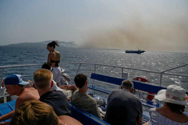 V Grčiji se spopadajo s požari na turističnih območjih, predvsem na Rodosu in Krfu, od koder je prizor na fotografiji. FOTO: Armend Nimani/AFP