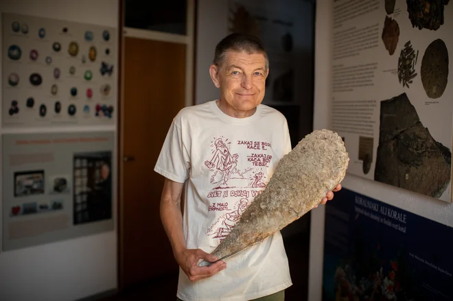 Tomi Trilar zbira zvoke najrazličnejših živali. Na fotografiji ima v rokah školjko leščurja. FOTO: Voranc Vogel

 