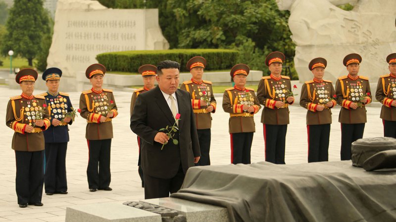 Fotografija: Severnokorejski voditelj Kim Džong Un med enim od dogodkov ob jubilejni obletnici premirja. FOTO: Reuters