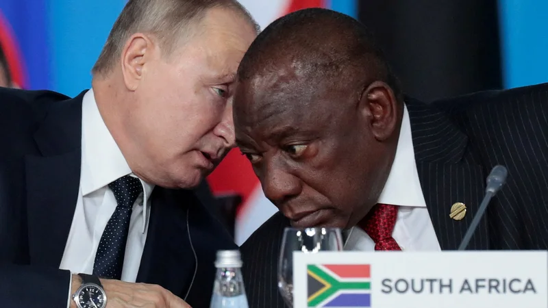 Ruski predsednik Vladimir Putin z južnoafriškim kolegom Cyrilom Ramaphoso na vrhu Rusija-Afrika v Sočiju leta 2019 FOTO: Sergej Čirikov/Reuters