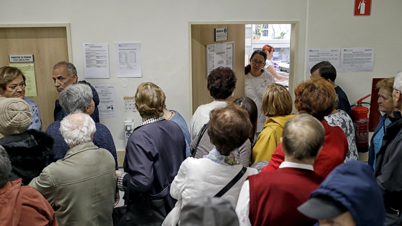 Fotografija: Ljudje stojijo za določene zdravstvene storitve v vse daljših čakalnih vrstah.  FOTO: Blaž Samec/Delo