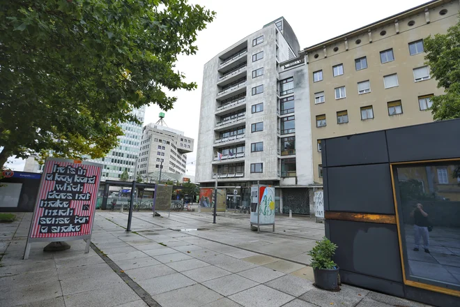 Zmagovalna rešitev predvideva gradnjo paviljona, ki bo predstavljal vstop v Minipleks, postavljen pa bo na ploščadi med gostilno Figovec in Parkom slovenske reformacije. FOTO: Jože Suhadolnik/ Delo