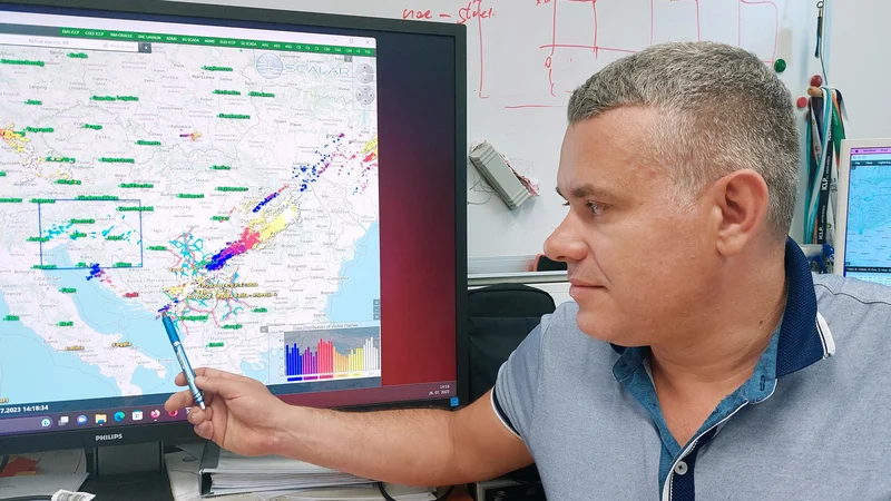 Sistem Scalar, s katerim upravlja Goran Milev, je leta 2019 v Sloveniji zabeležil pol milijona strel, največ do zdaj. Letos je bodisi v tla bodisi med oblaki treščilo že 530.000-krat. FOTO: Ali Žerdin