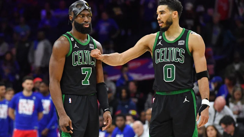 Boston bo v sezoni 2024/25, ko začne veljati nova Brownova (levo) pogodba, zanj in za Jaysona Tatuma (desno) odštel več kot 87 milijonov dolarjev. Foto USA Today