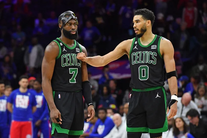 Boston bo v sezoni 2024/25, ko začne veljati nova Brownova (levo) pogodba, zanj in za Jaysona Tatuma (desno) odštel več kot 87 milijonov dolarjev. Foto USA Today