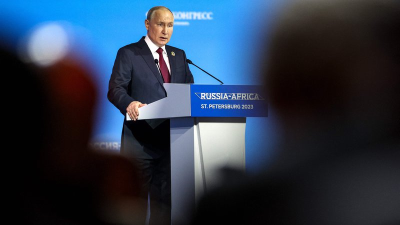 Fotografija: Ruski predsednik Vladimir Putin med nastopom pred udeleženci vrha Rusija - Afrika v Sankt Peterburgu. FOTO: Yegor Aleyev/Afp