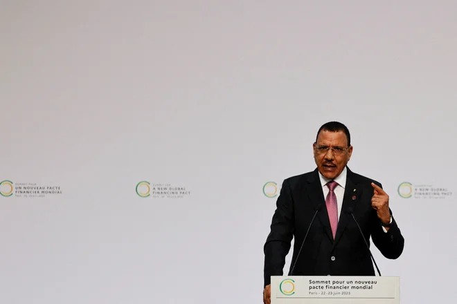 Nigrski predsednik Mohamed Bazoum je od srede zaprt v predsedniški palači. FOTO: Ludovic Marin/Reuters