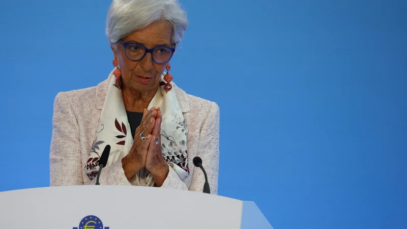 ECB, ki jo vodi Christine Lagarde, že leto dni pospešeno zvišuje obresti, a evrska inflacija še zdaleč ni ukročena. FOTO: Kai Pfaffenbach Reuters