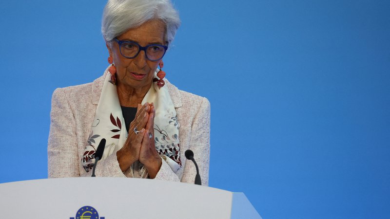 Fotografija: ECB, ki jo vodi Christine Lagarde, že leto dni pospešeno zvišuje obresti, a evrska inflacija še zdaleč ni ukročena. FOTO: Kai Pfaffenbach Reuters