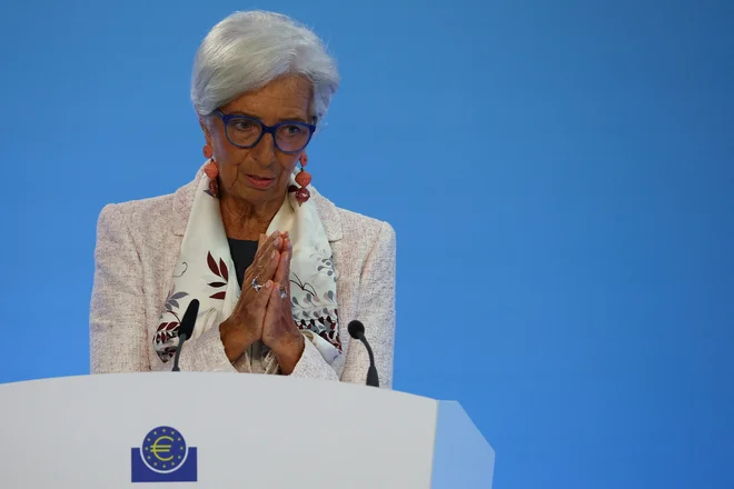 ECB, ki jo vodi Christine Lagarde, že leto dni pospešeno zvišuje obresti, a evrska inflacija še zdaleč ni ukročena. FOTO: Kai Pfaffenbach Reuters
