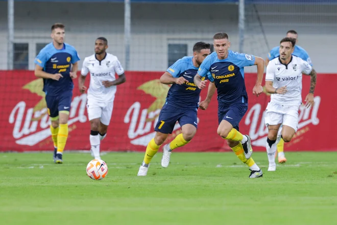 Celjani so z golom Luke Bobičanca (v ospredju) v 17. sekundi le izzvali speče tekmece, ki so nato izpeljali spektakularno tekmo. FOTO: Voranc Vogel/Delo