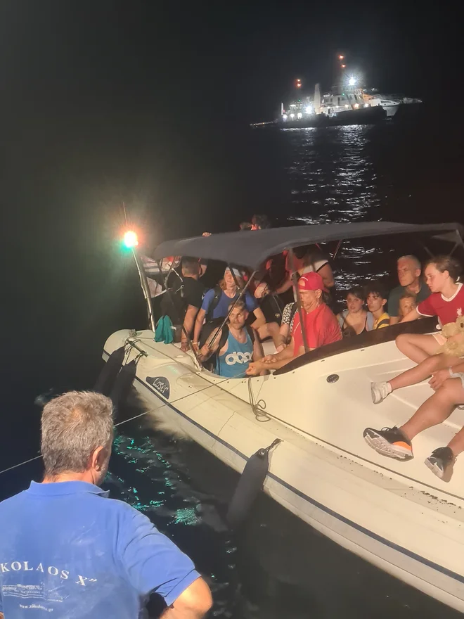 Čeprav se številke razlikujejo, naj bi po zadnjih informacijah evakuirali 27.000 ljudi, od tega 22.000 po kopnem in 5.000 z ladjami po morju. FOTO: Petra Vešligaj
