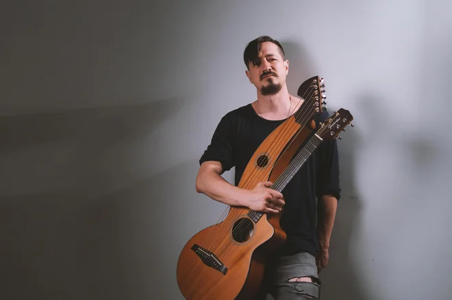 Marko Zorec je svoj nabor brenkal razširil s harp kitaro. FOTO: osebni arhiv